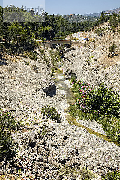 Vertikale Erosion eines Flusses durch ein Konglomeratbett  Rhodos  Griechenland