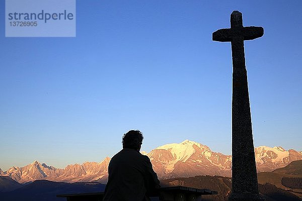 Betender Mann vor dem Mont Blanc.