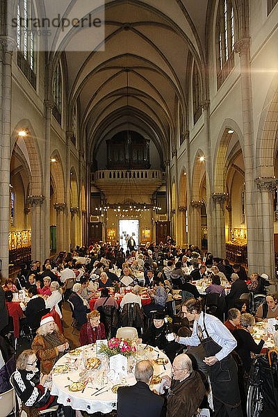 Weihnachtsessen der Gemeinschaft Sant'Egidio in der Kirche Saint-Hippolyte  Paris.