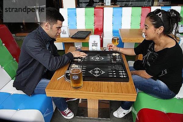 Ehepaar spielt Backgammon  Istanbul  Türkei.
