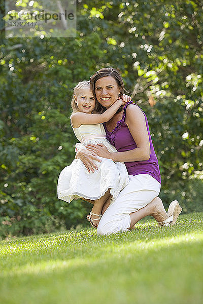 Porträt einer glücklichen Mutter mit ihrer Tochter