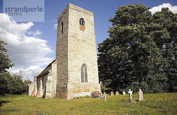 Kirche St. Peter  Chillesford  Suffolk  England Lokaler Korallenstein  der für den Bau des Turms verwendet wurde