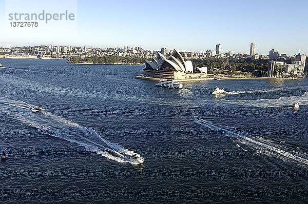 Sydney Harbor mit dem Sydney Opera House  Blick nach Osten von der Sydney Harbor Bridge  Sydney  New South Wales  Australien