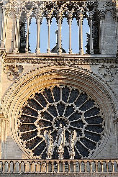 Rosenfenster und Statue der Jungfrau mit Kind zwischen zwei Engeln  Kathedrale Notre-Dame de Paris.