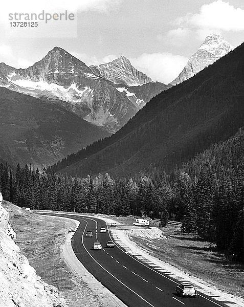 Revelstoke  British Columbia: ca. 1964 Der Trans-Canada Highway bei der Einfahrt in den Glacier National Park.