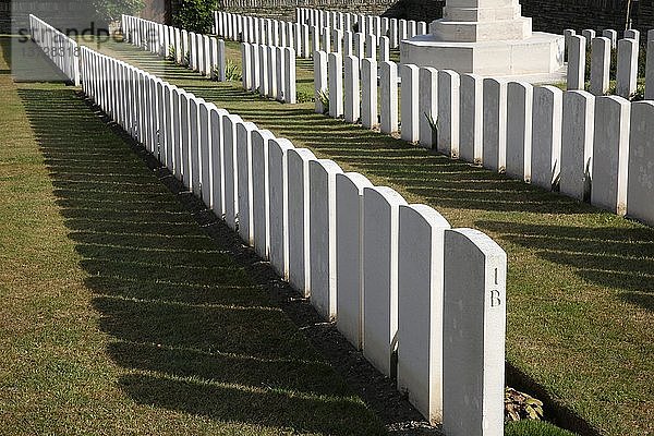 Der von Sir Reginald Blomfield entworfene Friedhof von Level Crossing enthält 405 Gräber und Gedenkstätten des Ersten Weltkriegs. Mehr als die Hälfte der Gräber sind die von Soldaten schottischer Regimenter.