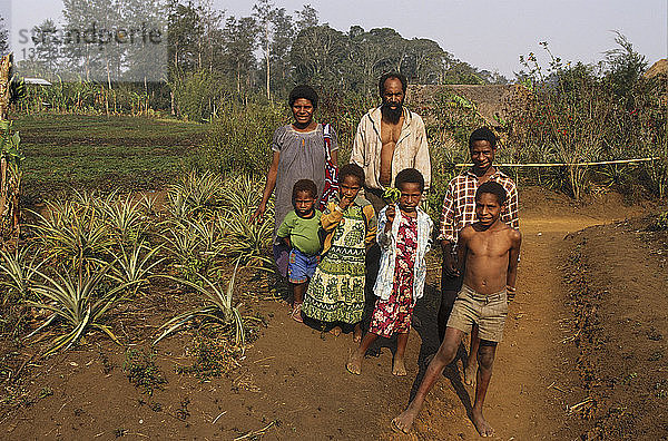 Familie auf ihrem Land in der Nähe des Mount Hagen  Westliches Hochland  Papua-Neuguinea