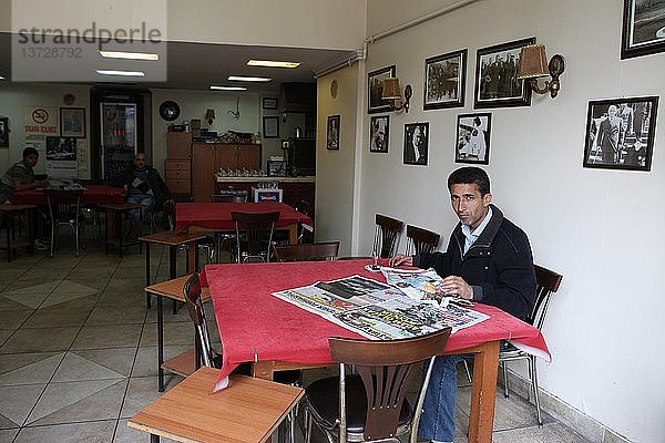 Mann liest Zeitung  Istanbul  Türkei.
