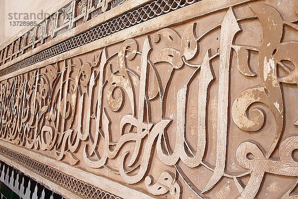 Die Medersa Ben Youssef ist die größte Medersa in Marokko. Ursprünglich eine religiöse Schule  die unter Abou el Hassan gegründet wurde  Kalligraphie im Innenhof  Das Wort Allah.