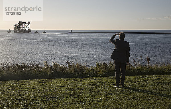 Große Nordsee-Ölbohrplattform beim Verlassen des Flusses Tyne  Tynemouth  Northumberland  England