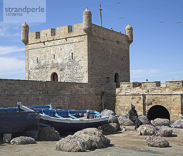 Befestigter Hafen Skala mit Fischerbooten und Netzen  Essaouira  Marokko