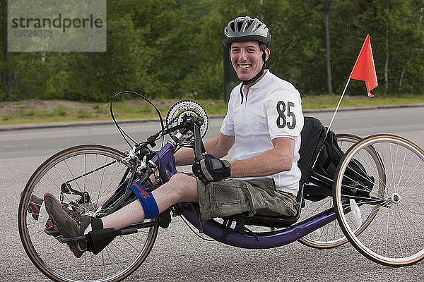 Mann mit Rückenmarksverletzung nimmt an einem Handbike-Rennen teil