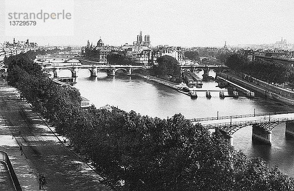 Paris  Frankreich: um 1890 Eine Panoramaansicht der Stadt Paris  vom Louvre aus gesehen.