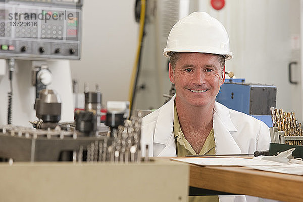 Professor im lächelnden CNC-Labor