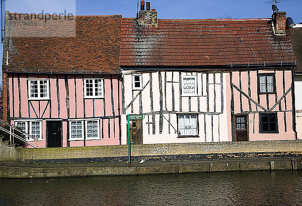 Mittelalterliche Fachwerkhäuser am Ufer des Flusses Colne Colchester Essex