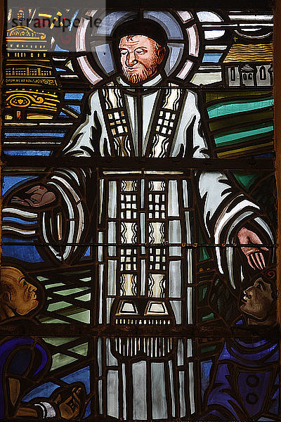 Paris  Frankreich Glasmalerei der Kirche Saint Laurent  Sankt Vinzenz von Paul