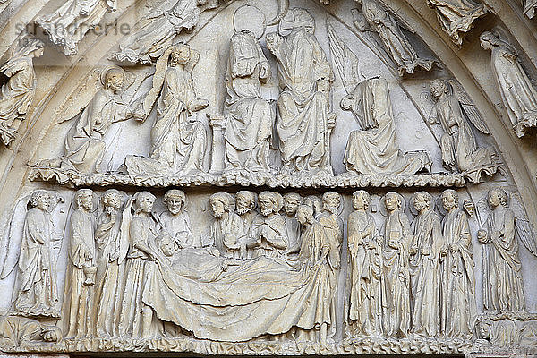 ' Tympanon der Kathedrale St. Peter und Paul  Poitiers Tympanon-Skulptur '