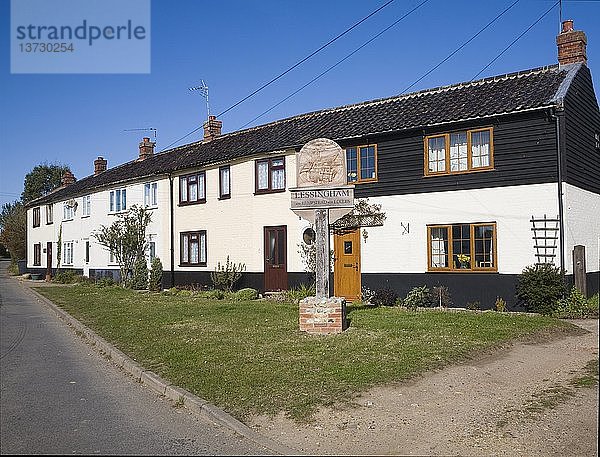 Cottages und Ortsschild in Lessingham  Norfolk  England