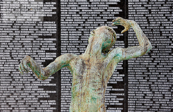 Das Holocaust-Mahnmal  Miami Beach Detail einer Skulptur von Kenneth Treister: Liebe und Schmerz