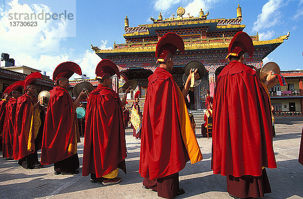 Tibetische Mönche feiern das Lo Sar Neujahrsfest
