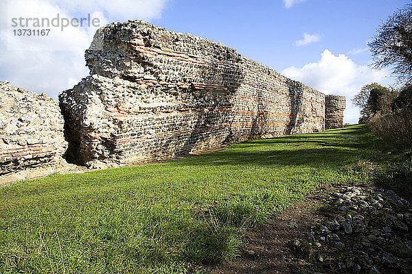 Backsteinmauern eines römischen Kastells  Burgh Castle  Great Yarmouth  Norfolk  England