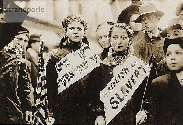 Junge Mädchen protestieren bei einer Kundgebung in New York gegen Kinderarbeit und tragen jiddische Schilder 1909