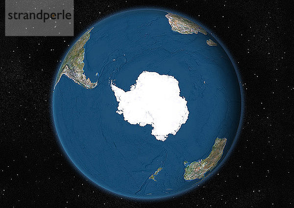 Diese Satellitenansicht zeigt den Erdglobus auf Sternenhintergrund mit Fokus auf die Antarktis  mit Meeresrelief.