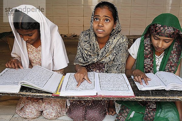 Mädchen  die in einer Medersa (koranische Schule) lernen.