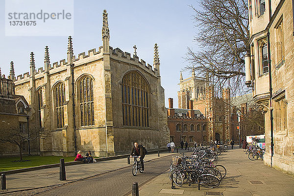 Blick auf das St John´s College entlang der Trinity Street  Cambridge  England mit der Kapelle des Trinity College im Vordergrund