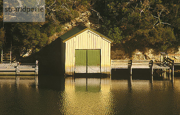 Bootshaus am Glenelg River in der Nähe seiner Mündung  Nelson  Victoria  Australien