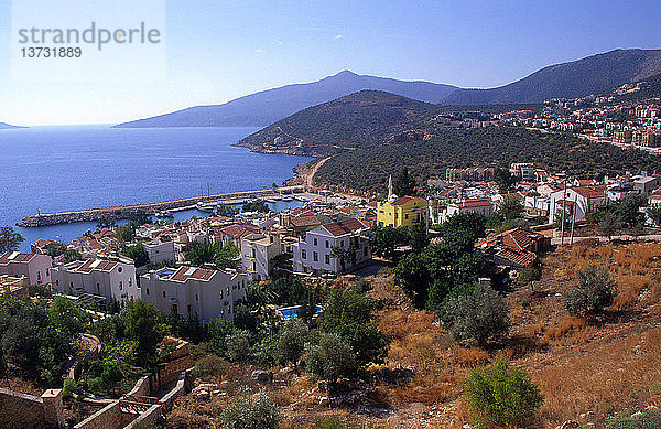 Blick auf die Küste und die Stadt Kalkan  Türkei