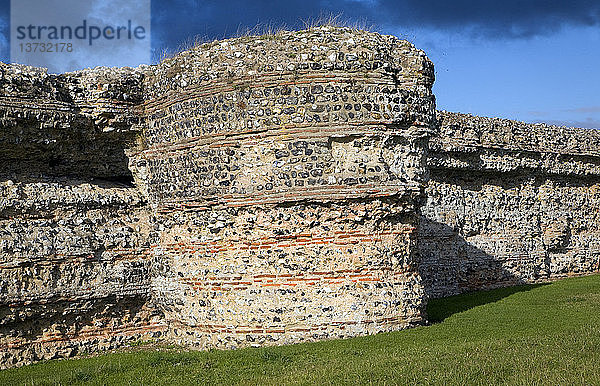 Backsteinmauern eines römischen Kastells  Burgh Castle  Great Yarmouth  Norfolk  England