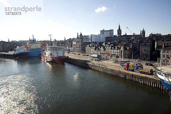 Objektivreflexion Hafen  Aberdeen  Schottland