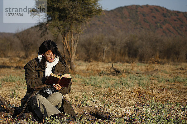 Frau liest in der Bibel.