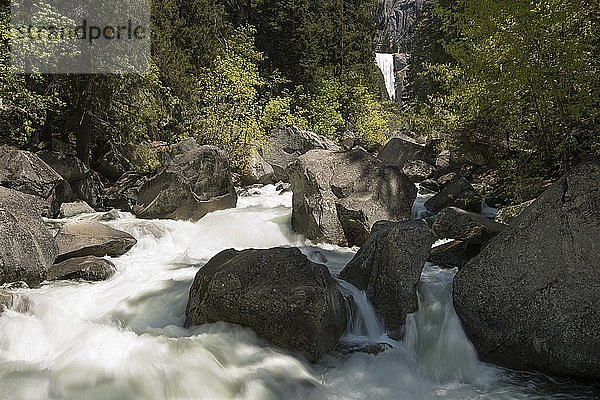 Merced River flussabwärts des Vernal Falls  Yosemite Park.