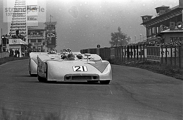 Der Porsche 908 von Pedro Rodriguez-Leo Kinnunnen vor dem Schwesterauto von Teamkollege Jo Siffert´. 1000-Kilometer-Rennen auf dem Nürburgring  Deutschland  31. Mai 1970. '