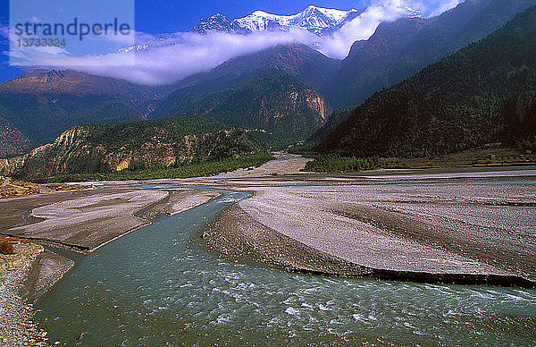 Himalaya-Tal und Gebirgsbach