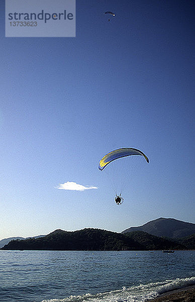 Motorisierter Paraglider über dem Meer  Olu Deniz  Fethiye  Türkei