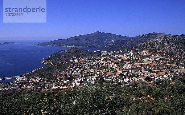 Blick auf die Küste und die Stadt Kalkan  Türkei