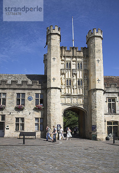 Eingang zum Torhaus des Bishop´s Palace  Wells  Somerset  England