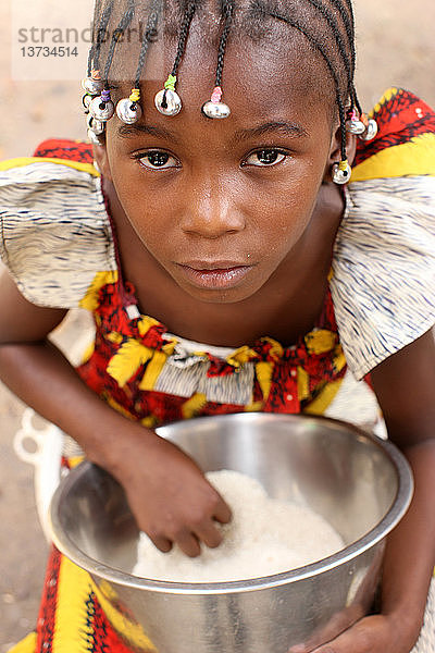 Afrikanisches Mädchen mit Reis