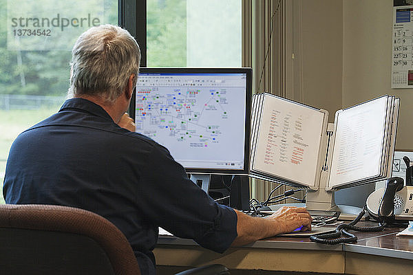Ingenieur bei der Arbeit an einem Computer in einem Kontrollzentrum