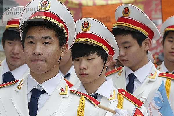 Chinesisches Neujahr  Männer in Uniformen.