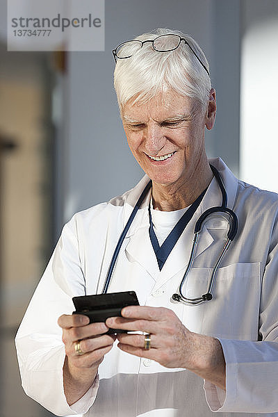 Textnachrichten des Arztes auf seinem Smartphone