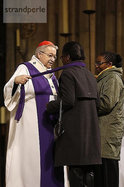 Firmung mit Kardinal Andre Vingt-Trois in der Kathedrale Notre Dame.