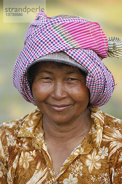 Kambodschanerin trägt die traditionelle Krama