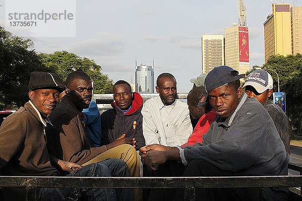 Reisende Arbeiter in Nairobi  Nairobi  Kenia.