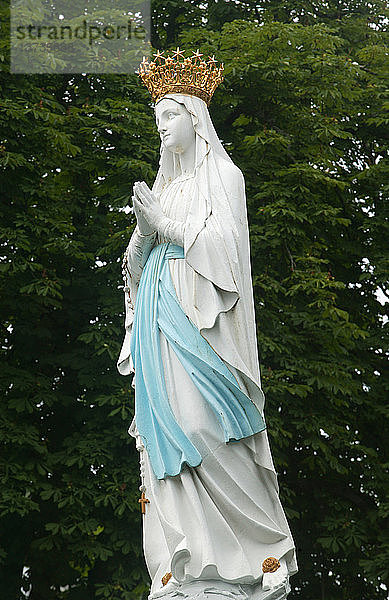 Gekrönte Jungfrau. Unsere Liebe Frau von Lourdes. Lourdes ist einer der meistbesuchten Wallfahrtsorte Frankreichs