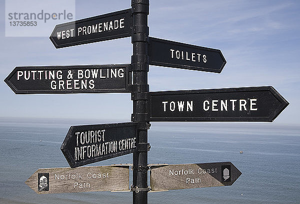 Straßenschilder mit Richtungspfeilen  die auf Attraktionen am Meer hinweisen  Cromer  Norfolk  England