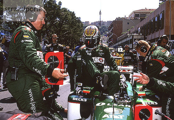 Eddie Irvine im Jaguar-Cosworth mit der Startnummer 18  3. Platz  Großer Preis von Monaco  27. Mai 2001.